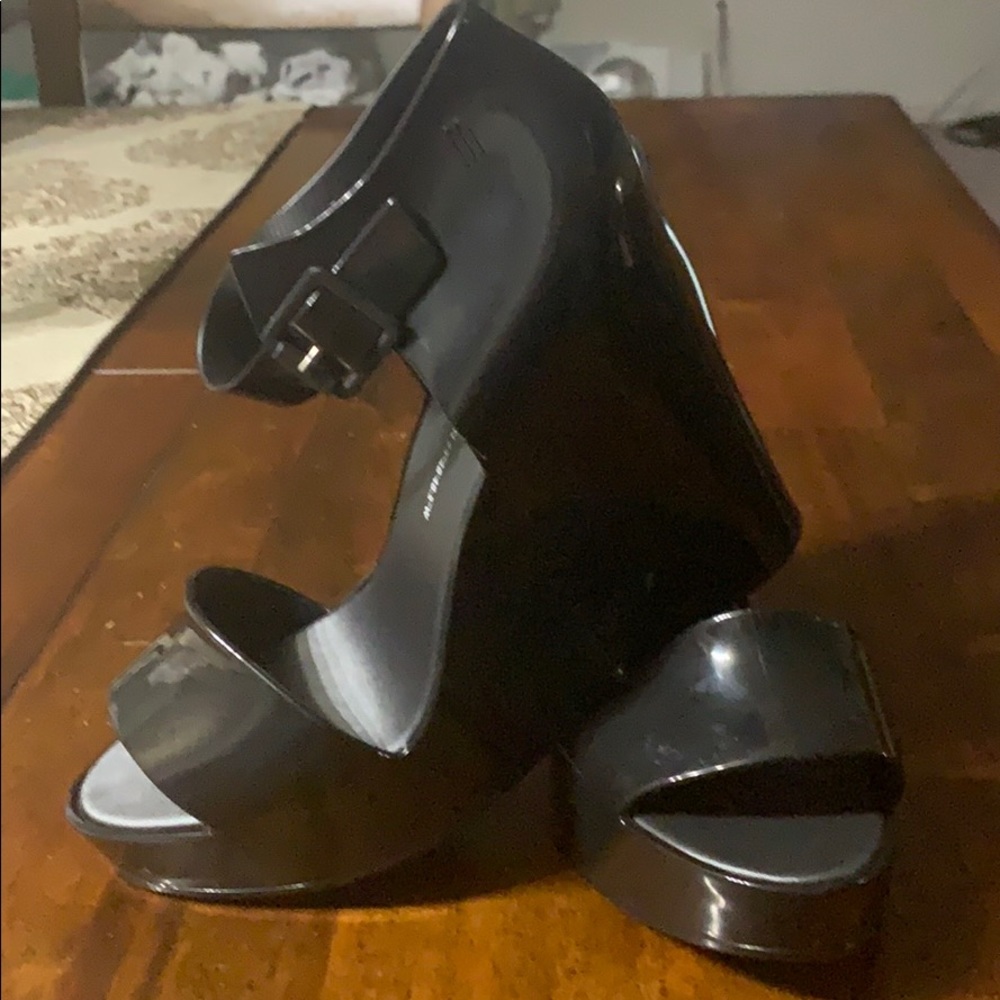 Shoes - Picture 4 of 4
